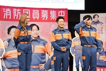 遅れて敬礼のポーズを取る和牛・川西（右）。