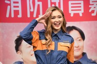 敬礼のポーズを取るゆうちゃみ。