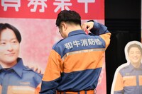 ゆうちゃみが髪をよけて「和牛消防団」の文字を見せたのを真似てうなじを見せる和牛・水田。