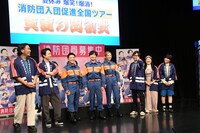 「爆笑取るだけやろがい！」のポーズをカメラに向けてくれたおいでやす小田。