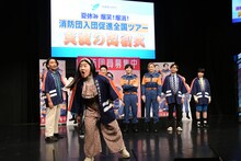 囲み取材で「よしこさんは消防団員として使えるのか？」と失礼な質問をされ、「クソが！」と怒るガンバレルーヤよしこ。