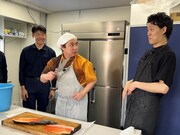 霜降り明星がサーモンの養殖場でロケ、「あてみなげ」名物の釣り対決も