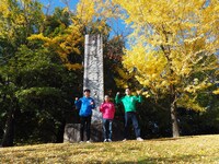 左からロバート山本、ナインティナイン岡村、東野幸治。