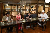 試食する一同。(c)HBC