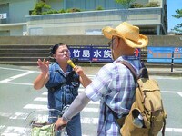 スギちゃんのロケのワンシーン。(c)メ～テレ