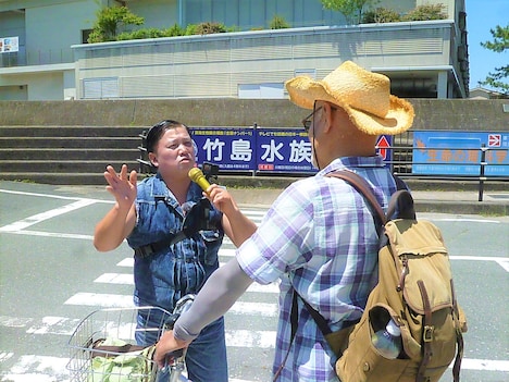 スギちゃんのロケのワンシーン。(c)メ～テレ