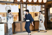 藤原紀香に迎えられるさや香。