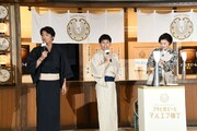 ビールを注ぐ藤原紀香(右)。