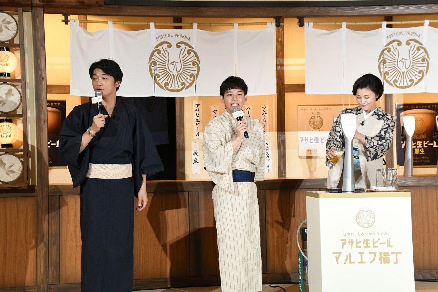 ビールを注ぐ藤原紀香（右）。