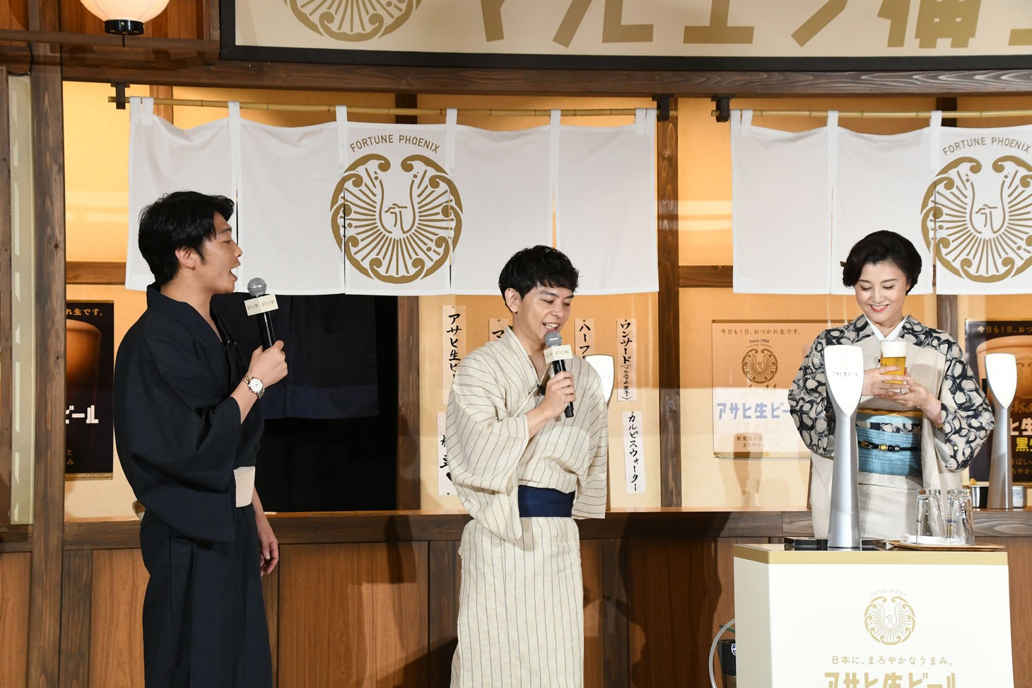さや香・新山のためにビールを注ぐ藤原紀香（右）。
