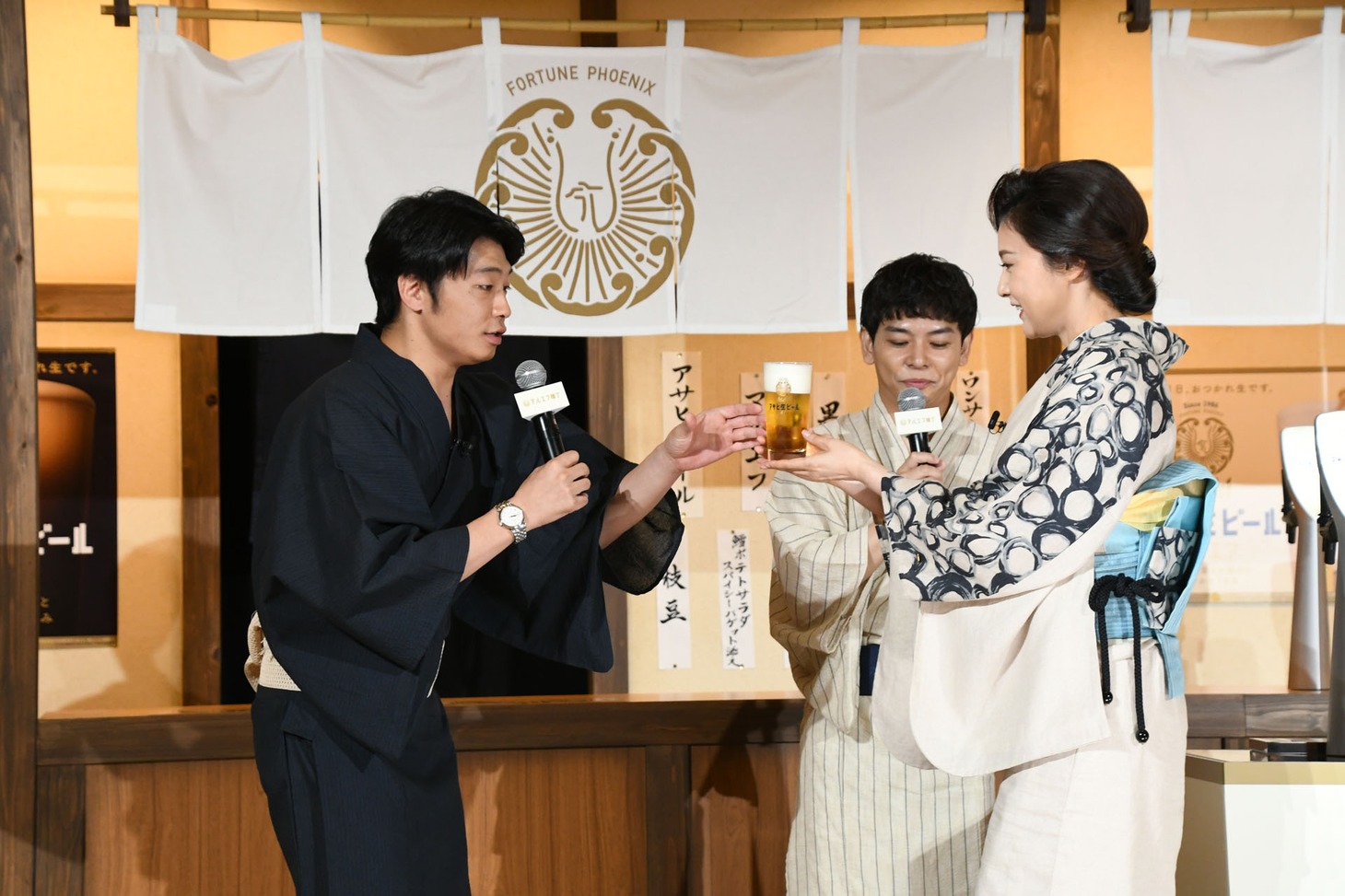 藤原紀香からビールを受け取るさや香・新山（左）。