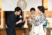 藤原紀香女将にビールを注いでもらうさや香・新山。