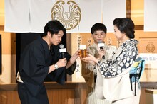 藤原紀香女将にビールを注いでもらうさや香・新山。