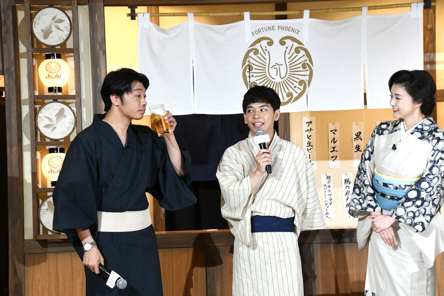 マルエフを味わい、まろやかな表情になるさや香・新山（左）。