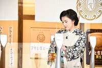 ビールを注ぐ藤原紀香。