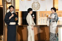 さや香・石井のもとへゆっくりとビールを運ぶ藤原紀香（右）。