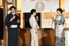 さや香・石井のもとへゆっくりとビールを運ぶ藤原紀香（右）。