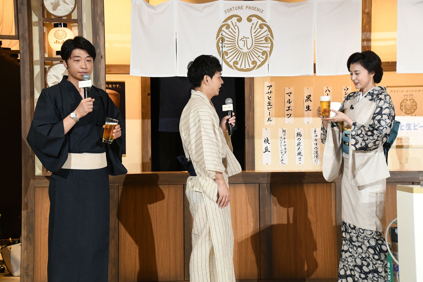 さや香・石井のもとへゆっくりとビールを運ぶ藤原紀香（右）。