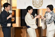 藤原紀香からビールを受け取るさや香・石井(中央)。