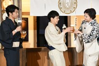 藤原紀香からビールを受け取るさや香・石井（中央）。