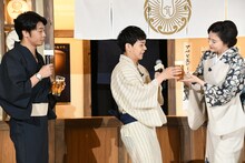 藤原紀香からビールを受け取るさや香・石井（中央）。