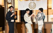 紀香女将にビールを注いでもらうさや香・石井。