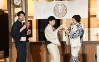 紀香女将にビールを注いでもらうさや香・石井。