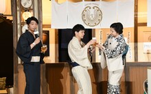 紀香女将にビールを注いでもらうさや香・石井。