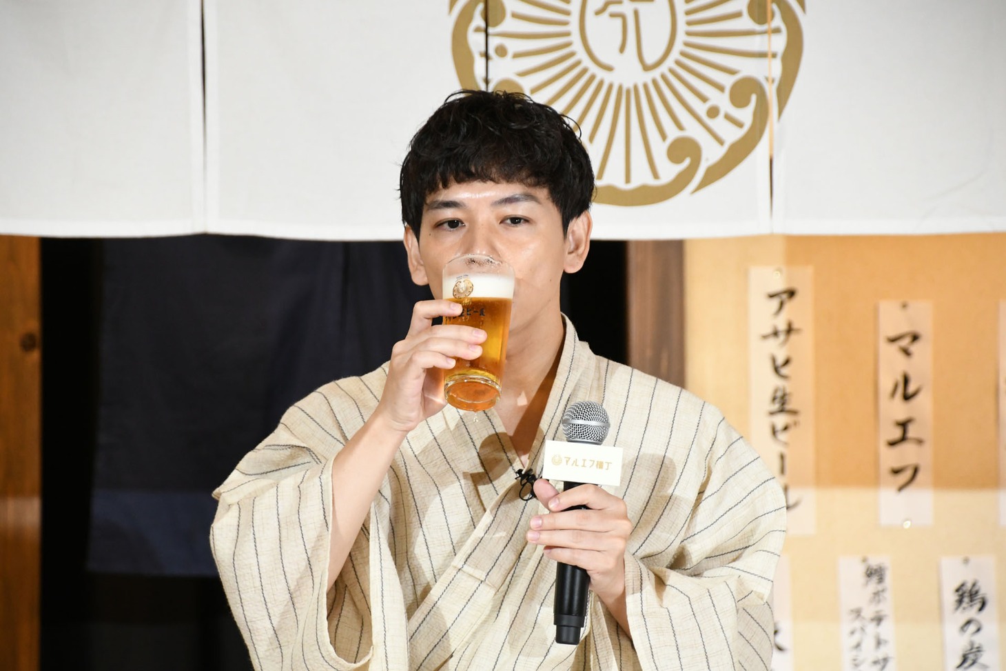 マルエフを味わうさや香・石井。
