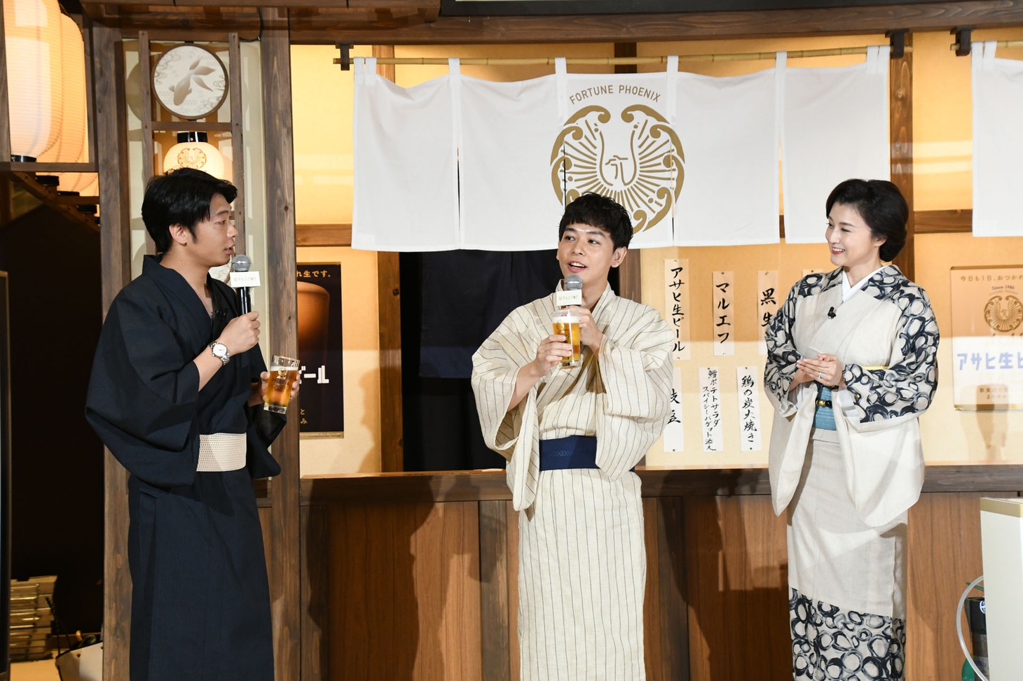 まろやかな表情で相方のよいところを語るさや香・石井（中央）。