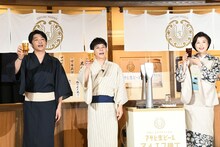 一緒に乾杯するさや香と藤原紀香。