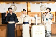 藤原紀香(右)と乾杯するさや香。