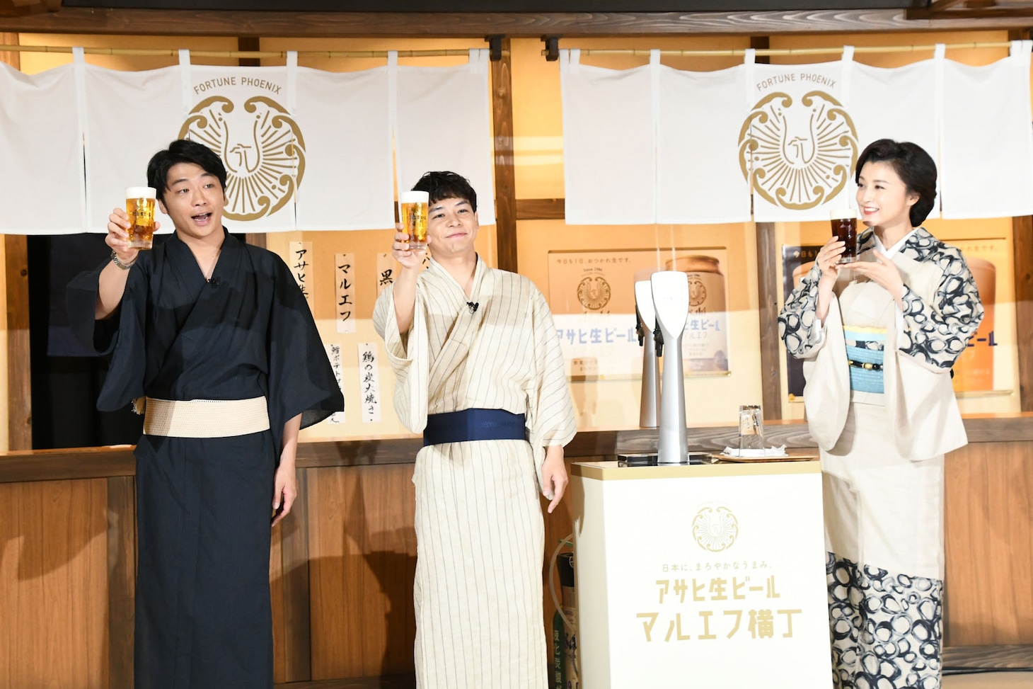 藤原紀香（右）と乾杯するさや香。