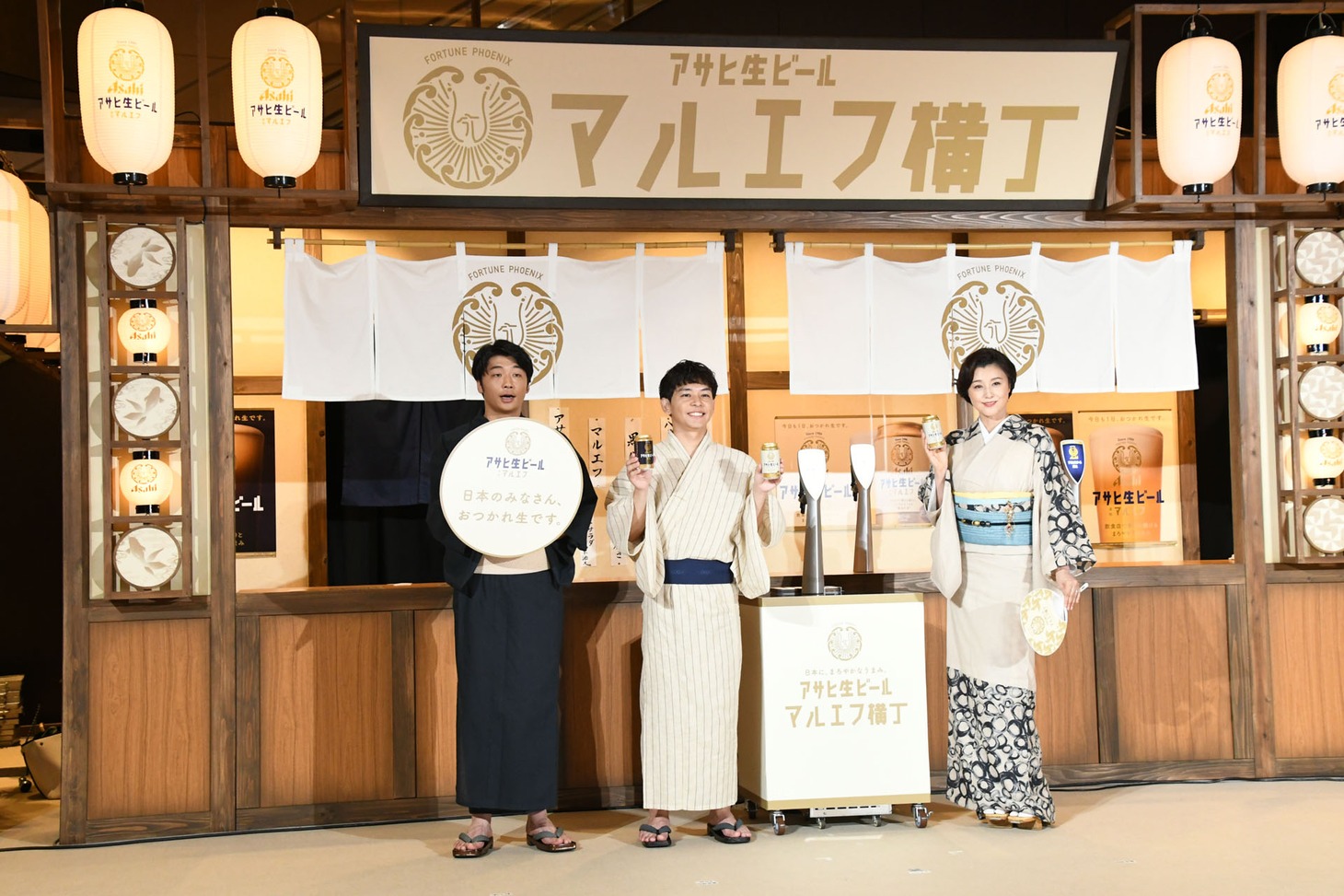 フォトセッションに応じるさや香と藤原紀香（右）。