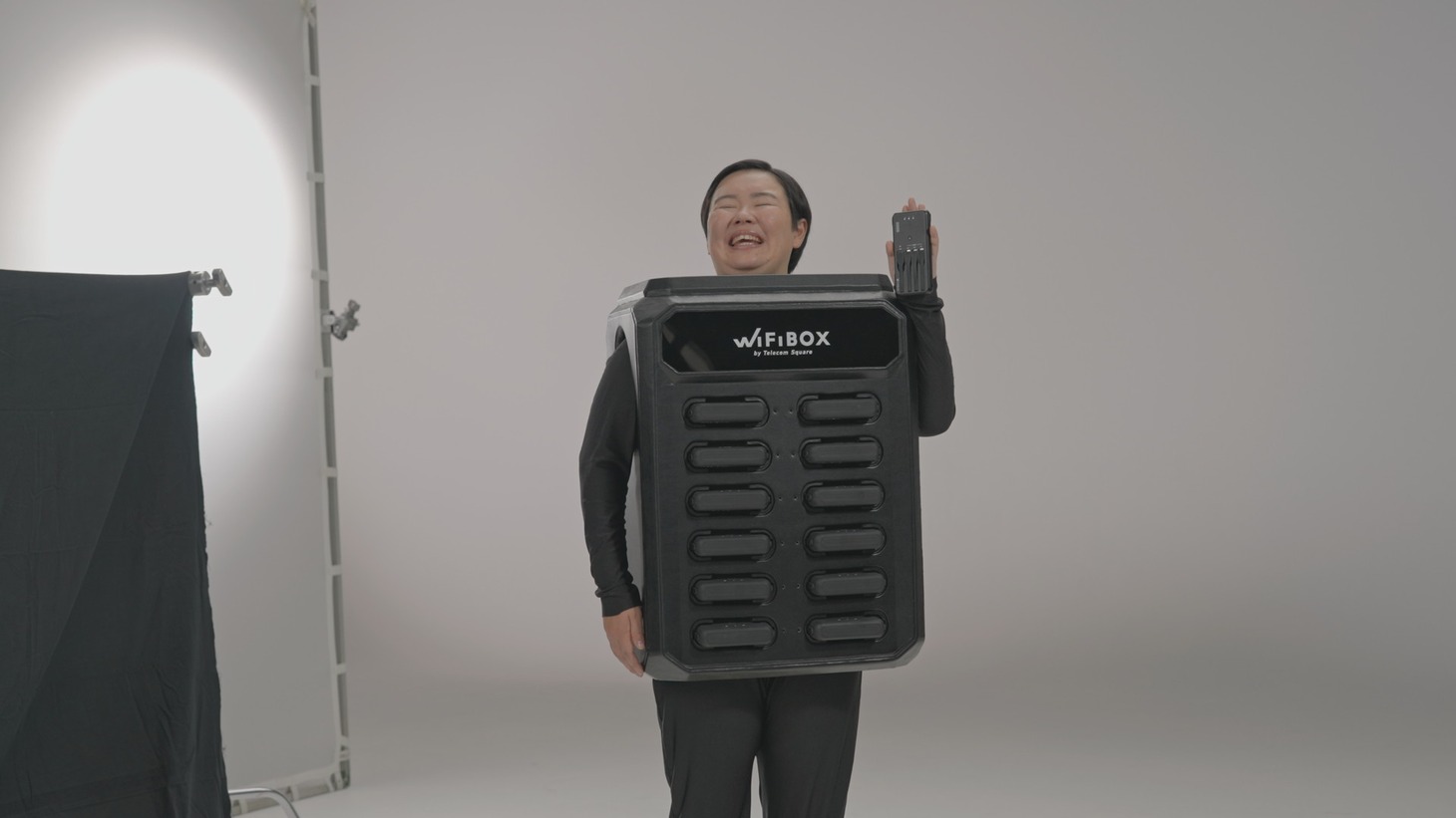 WebCM「旅するやす子」編の撮影中の様子。