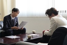 左から、ラバーガール大水、木村了。(c)「埼玉のホスト」製作委員会