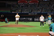 セレモニアルピッチの様子。(c)SoftBank HAWKS