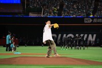 セレモニアルピッチの様子。(c)SoftBank HAWKS