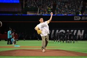 セレモニアルピッチを務めた博多華丸。(c)SoftBank HAWKS