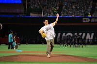 セレモニアルピッチを務めた博多華丸。(c)SoftBank HAWKS