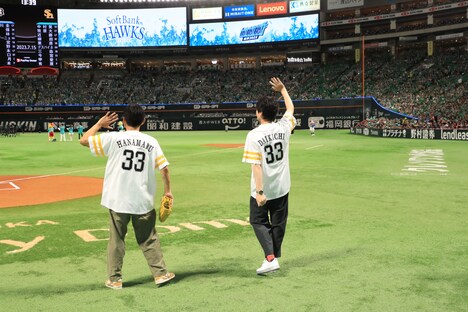 セレモニアルピッチに登場した博多華丸・大吉。(c)SoftBank HAWKS