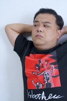 「絵画プリントTシャツ01（BLACK）」の着用イメージ。