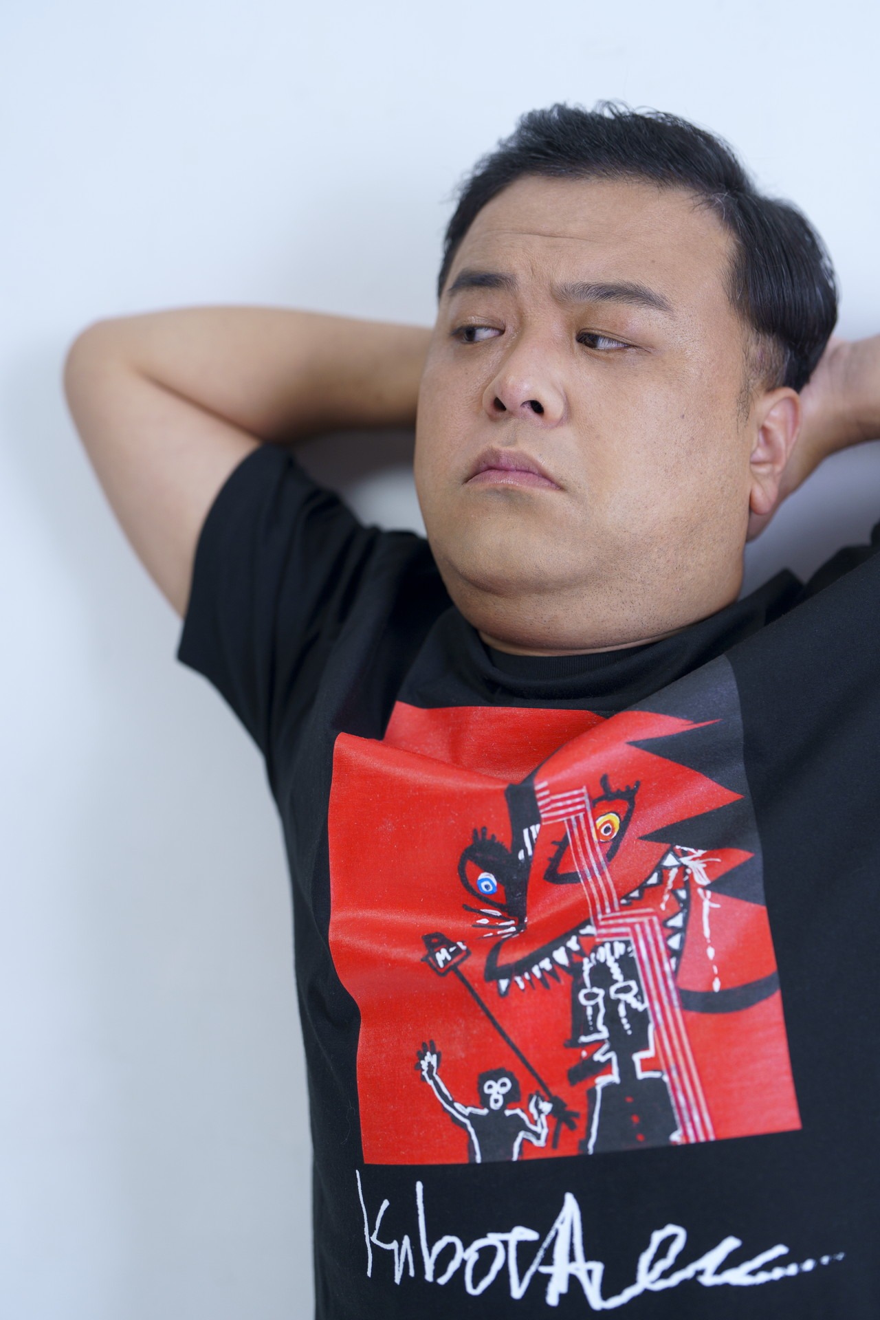 「絵画プリントTシャツ01（BLACK）」の着用イメージ。