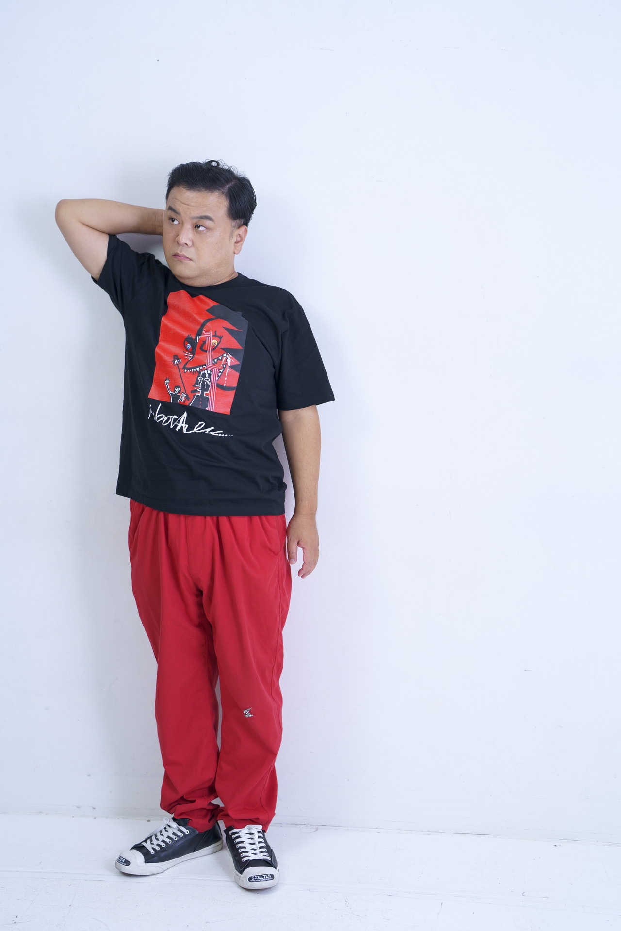 「絵画プリントTシャツ01（BLACK）」の着用イメージ。