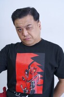 「絵画プリントTシャツ01（BLACK）」の着用イメージ。