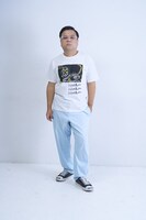 「絵画プリントTシャツ02（WHITE）」の着用イメージ。