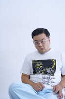 「絵画プリントTシャツ02（WHITE）」の着用イメージ。