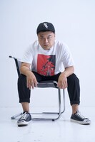 「絵画プリントTシャツ01（WHITE）」の着用イメージ。