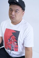 「絵画プリントTシャツ01（WHITE）」の着用イメージ。