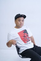 「絵画プリントTシャツ01（WHITE）」の着用イメージ。